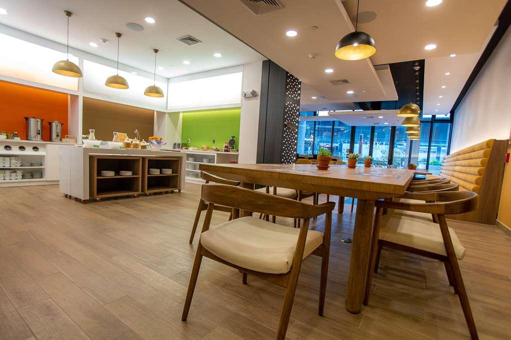 Hampton By Hilton Quito La Carolina Park Hotel Restoran gambar